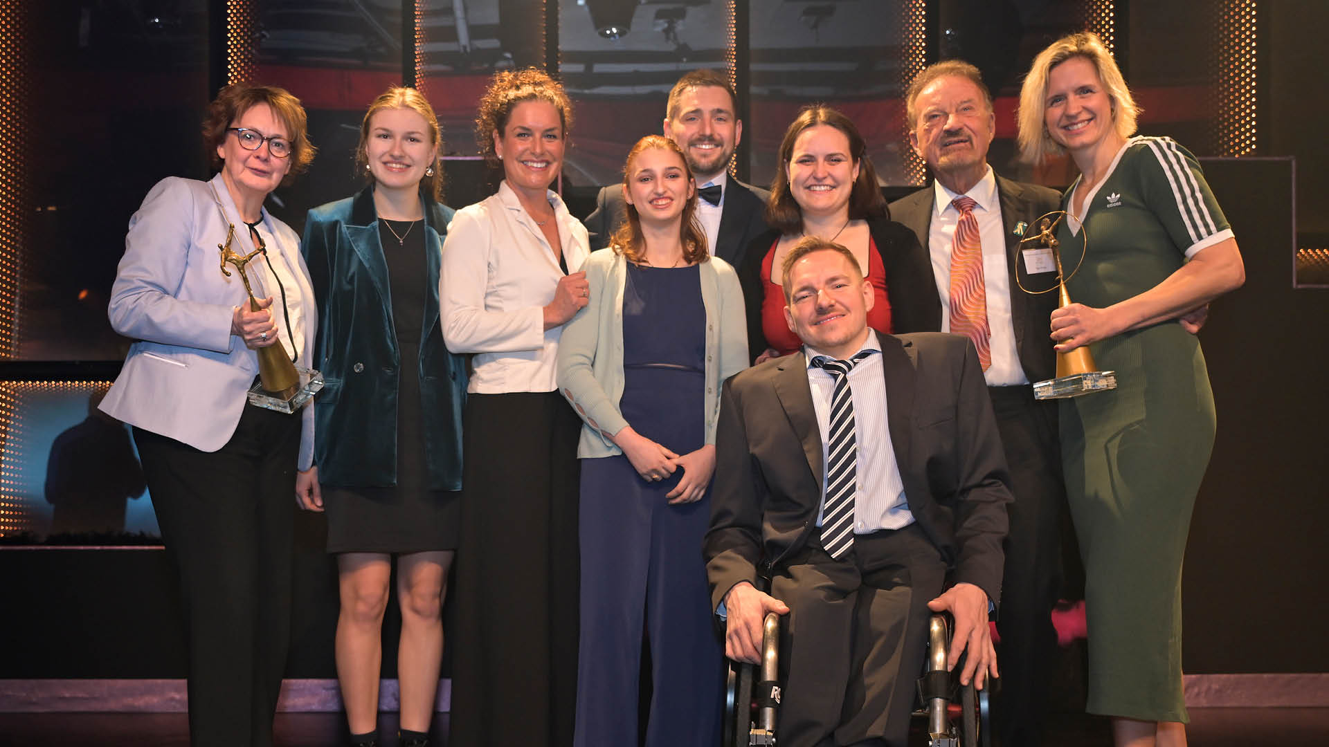 Gruppenbild der Kandidat*innen und Ehreng ste. Von links: Daniela Behrens, Nieders chsische Innenministerin / Hermine Krumbein, Para Ruderin und nominiert zur Behindertensportlerin 2025 / Isabell Nowak, Para Reitsportlerin und nominiert zur Behindertensportlerin 2025 / Laura Burbulla, Para Leichtathletin und nominiert zur Behindertensportlerin 2025 / Marco Herbst, Rollstuhlrugby-Spieler und nominiert zum Behindertensportler 2025 / Flora Kliem, Para Bogensch tzin und nominiert zur Behindertensportlerin 2025 / Jan Haller, Rollstuhlbasketball-Spieler und nominiert zum Behindertensportler 2025 / Karl Finke, Pr sident des Behinderten-Sportverbandes Niedersachsen / Laura Ludwig, Weltmeisterin und Olympiasiegerin im beach Volleyball, Sportehrengast und Laudatorin