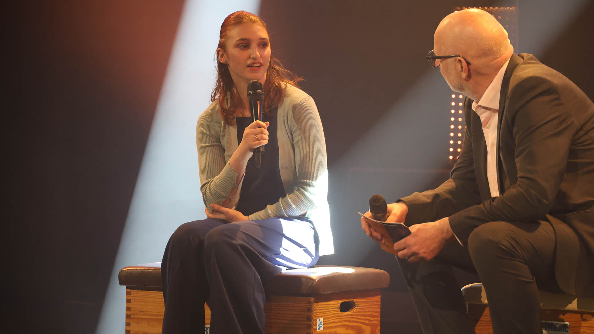 Andreas Kuhnt interviewt Laura Burbulla (links sitzend) w hrend der Gala