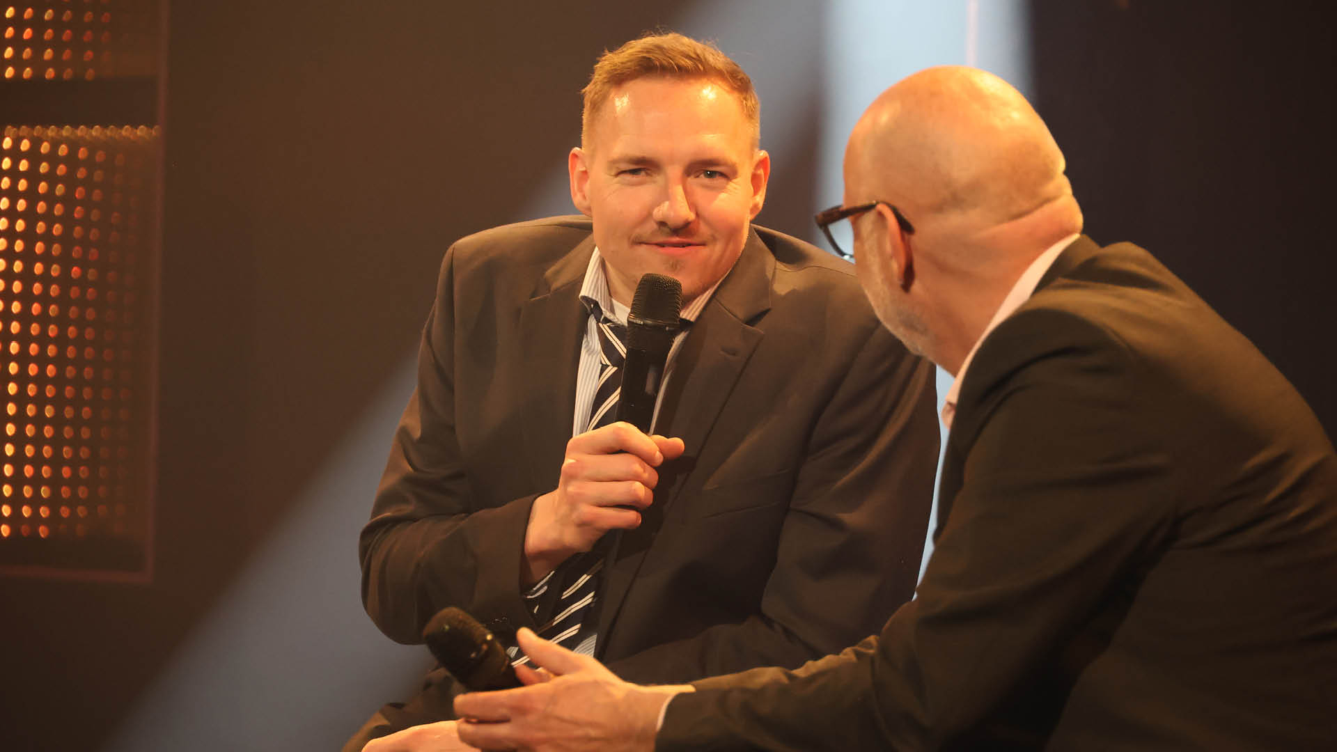 Andreas Kuhnt interviewt Jann Haller (rechts) w hrend der Gala