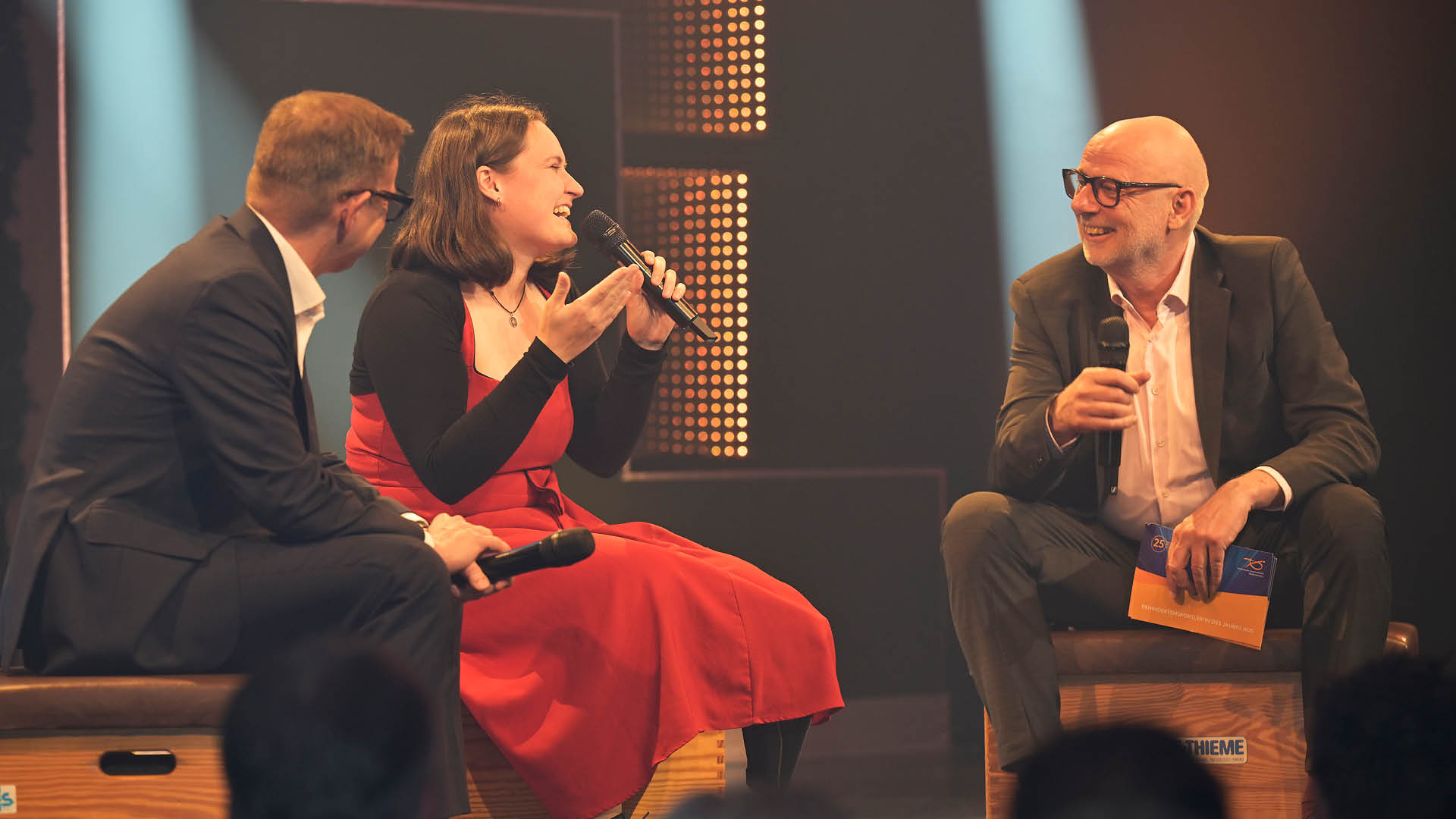 Fr hliches Gala-Interview. Von links: Uwe Voigt von Aucotec, Flora Kliem und Andreas Kuhnt