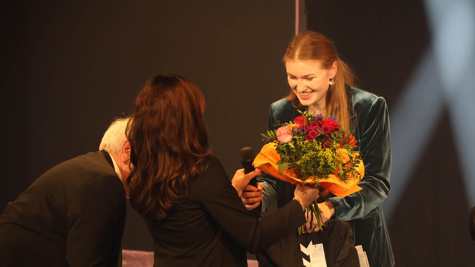 Hermine Krumbein mit einem Strau Blumen auf der B hne im GOP Variet  Hannover w hrend der Gala