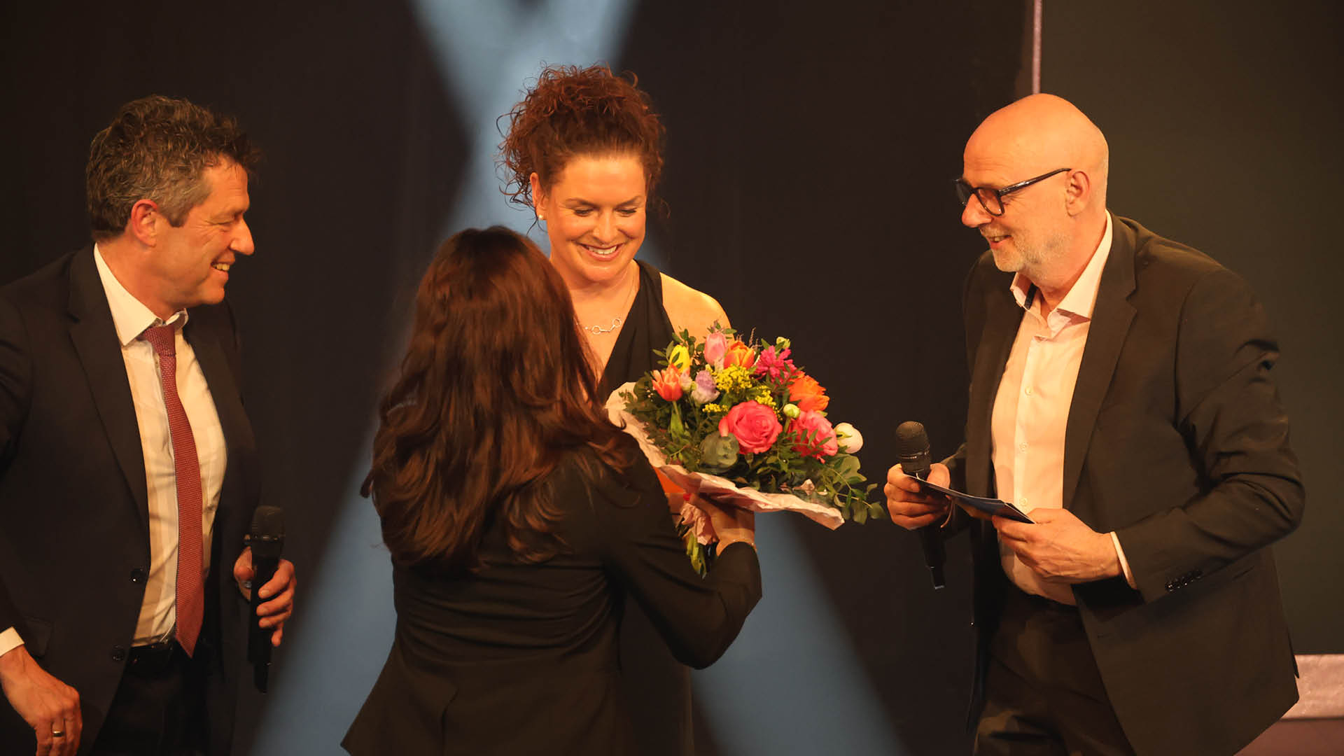 Isabell Nowak (Mitte) freut sich ber einen Blumenstrau . Links Axel Wei  von ExxonMobil, rechts Andreas Kuhnt.