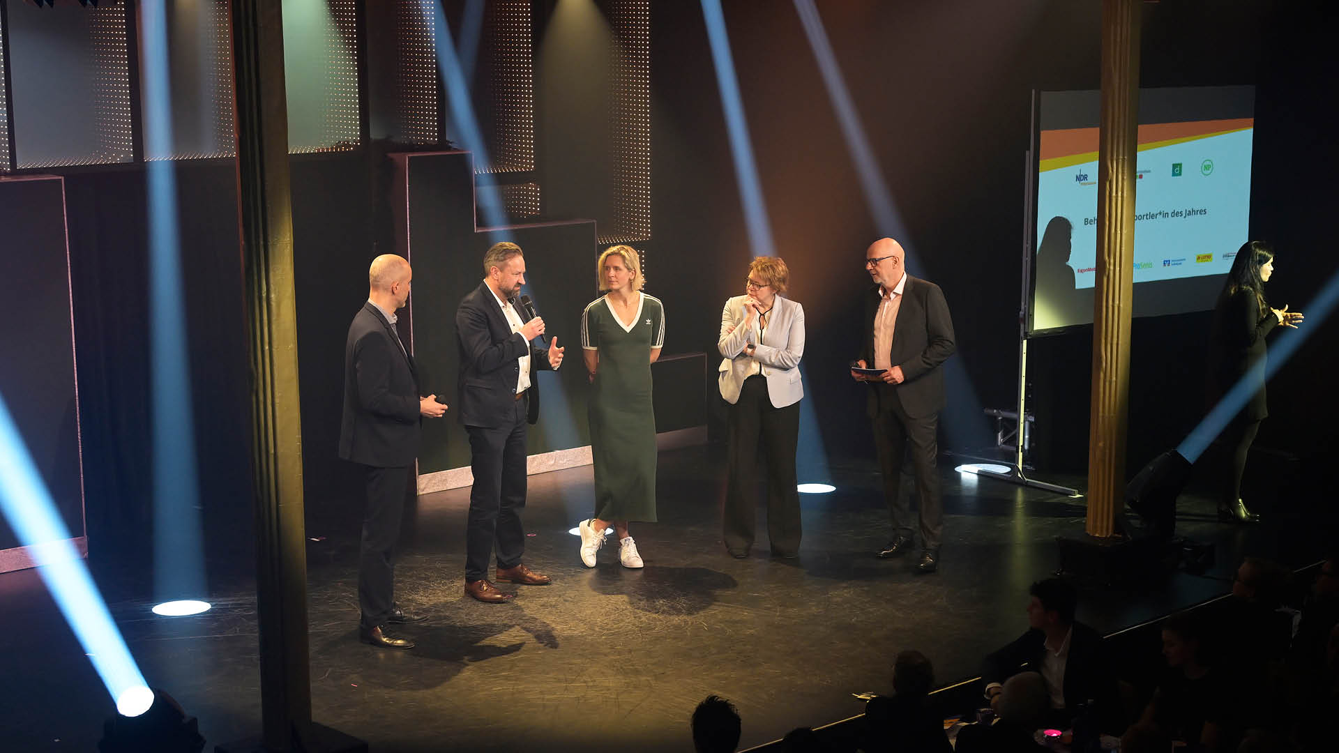 Talk zum Auftakt. Von lins: mit Hannovers Oberb rgermeister Belit Onay, dem Pr sidenten des LandesSportBundes Niedersachsen Andr Kwiatkowski, Sportehrengast und Beach Volleyball Olympiasiegerin und Weltmeisterin Laura Ludwig, Niedersachsens Innenministerin Daniela Behrens und Moderator Andreas Kuhnt. Ganz rechts im Bild: die Geb rdendolmetscherin f r geh rlose G ste.