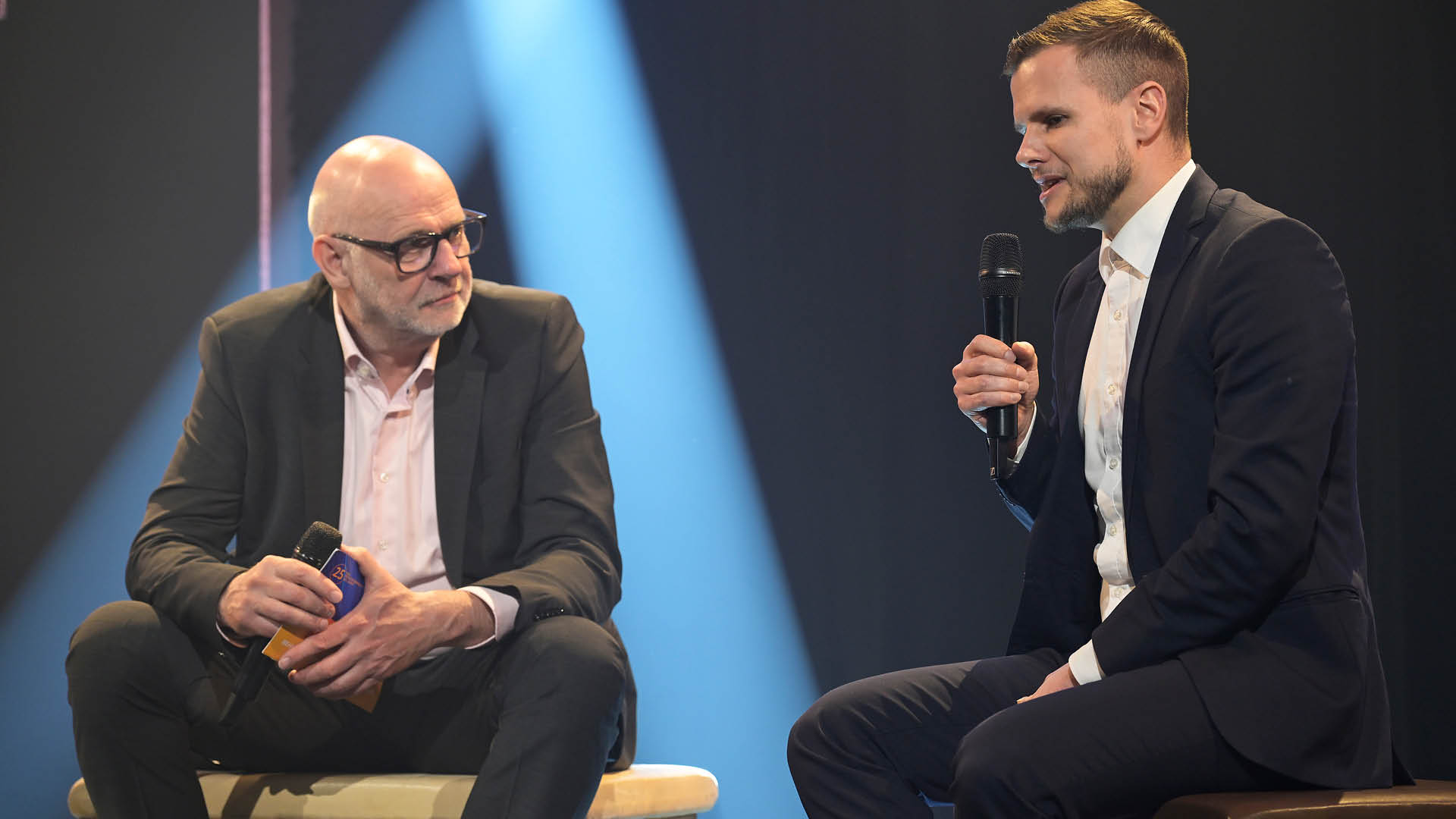 Andreas Kuhnt interviewt Lauras Paten Dominik G nther von der Volkswagen Sportkommunikation (rechts)