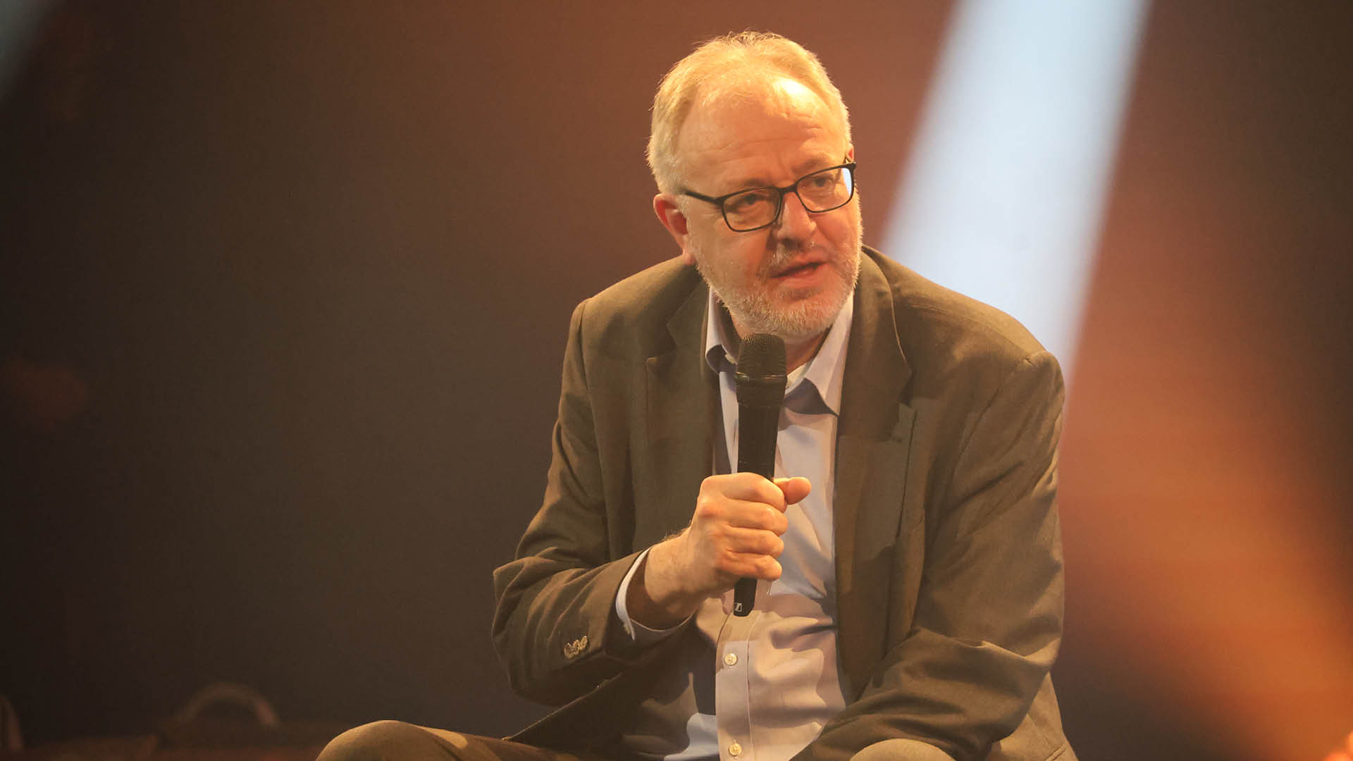 Andreas Kuhnt (nicht im Bild) interviewt Jans Paten Gerhard Opprmann von der Hannoverschen Volksbank