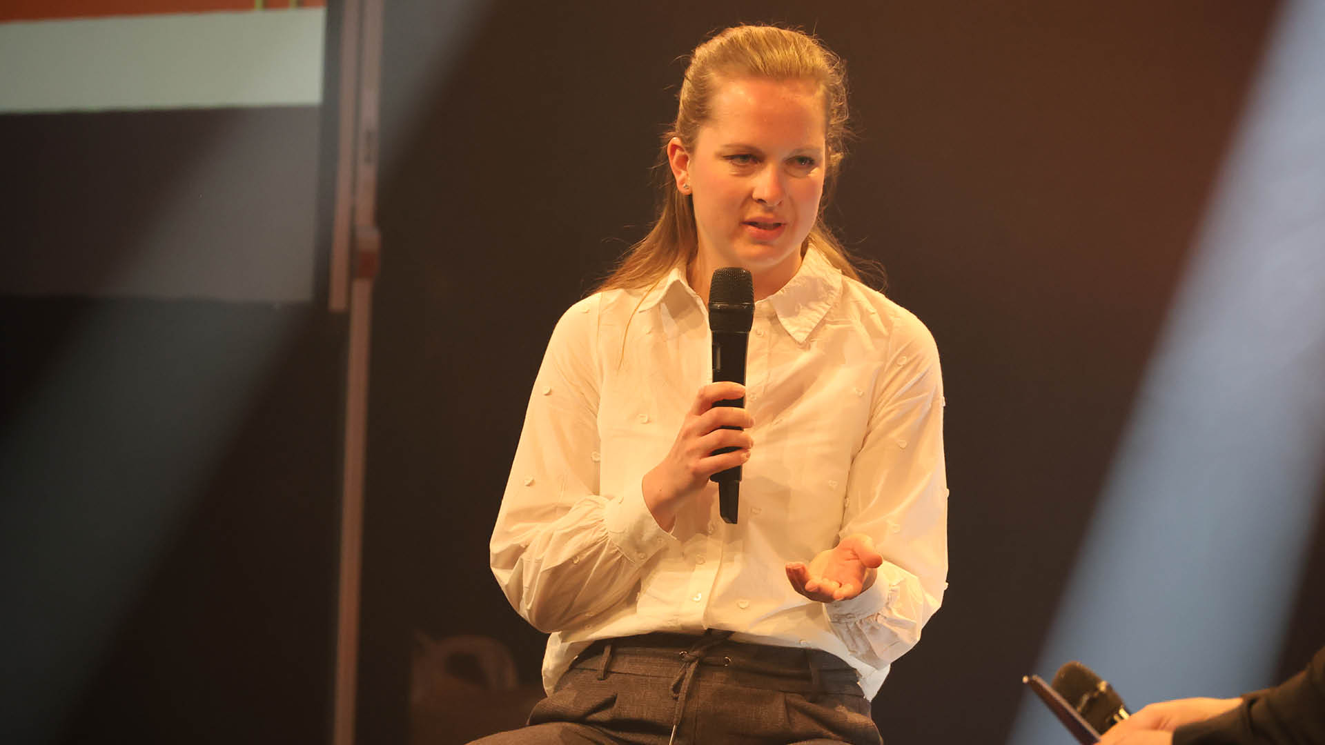 Andreas Kuhnt (nicht im Bild) interviewt Marcos Patin Hannah Strobel von Lotto Niedersachsen