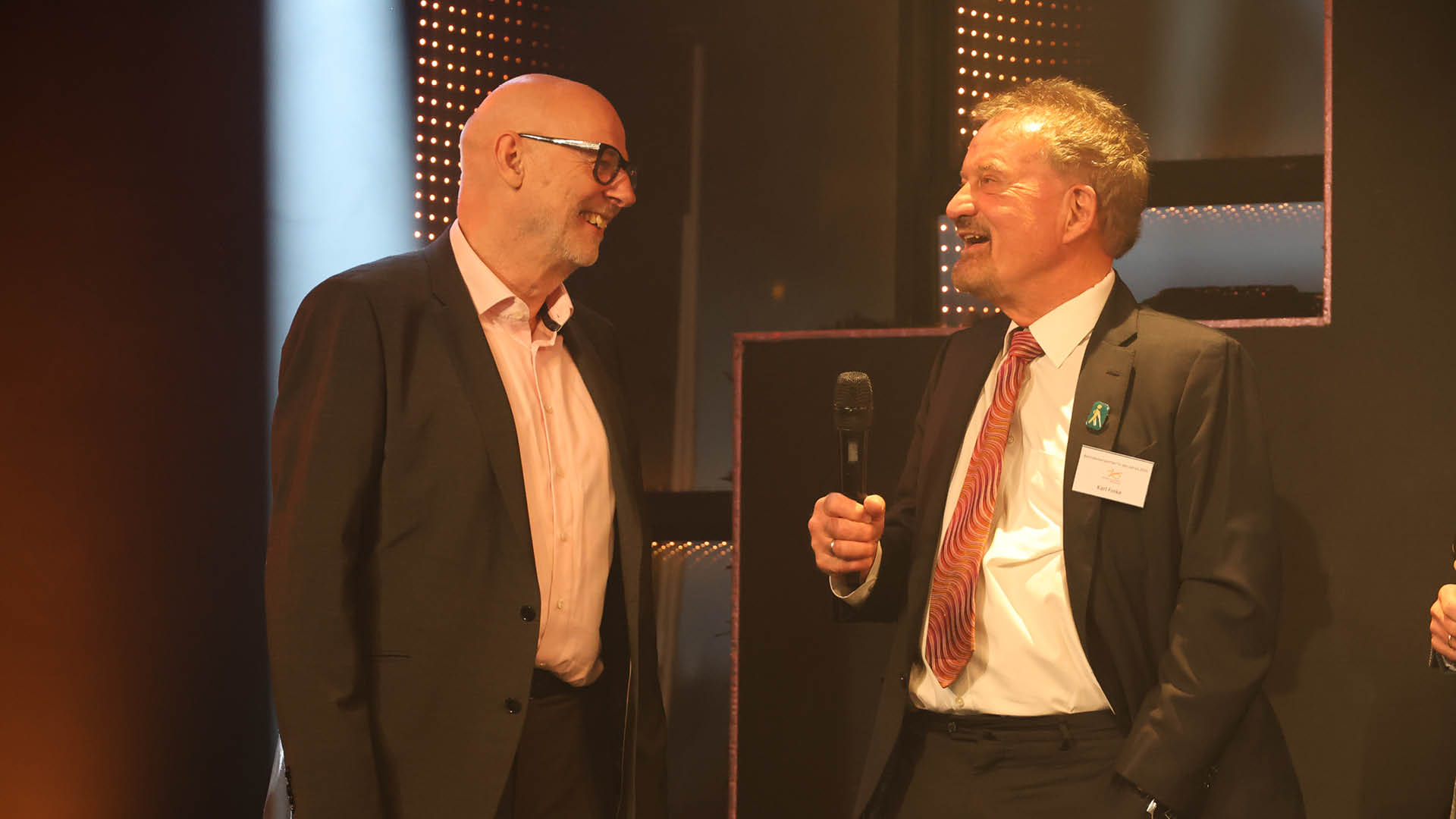 Andreas Kuhnt pr gte unsere Gala von Beginn an als Moderator mit viel Charme und Humor. Die 25. Gala war seine letzte als Moderator. Im Bild: Karl Finke (rechts) h lt eine Laudatio auf Andreas Kuhnt (links im Bild)