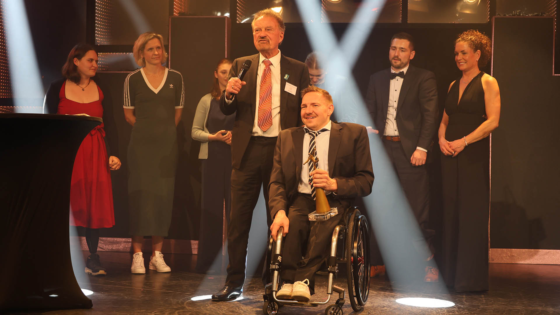 Hinten von links: Flora Kliem, Laura Ludwig, Laura Burbulla, Hermine Krumbein, Marco Herbst, Isabell Nowak. Vorn in der Mitte: Karl Finkle und Jan Haller.