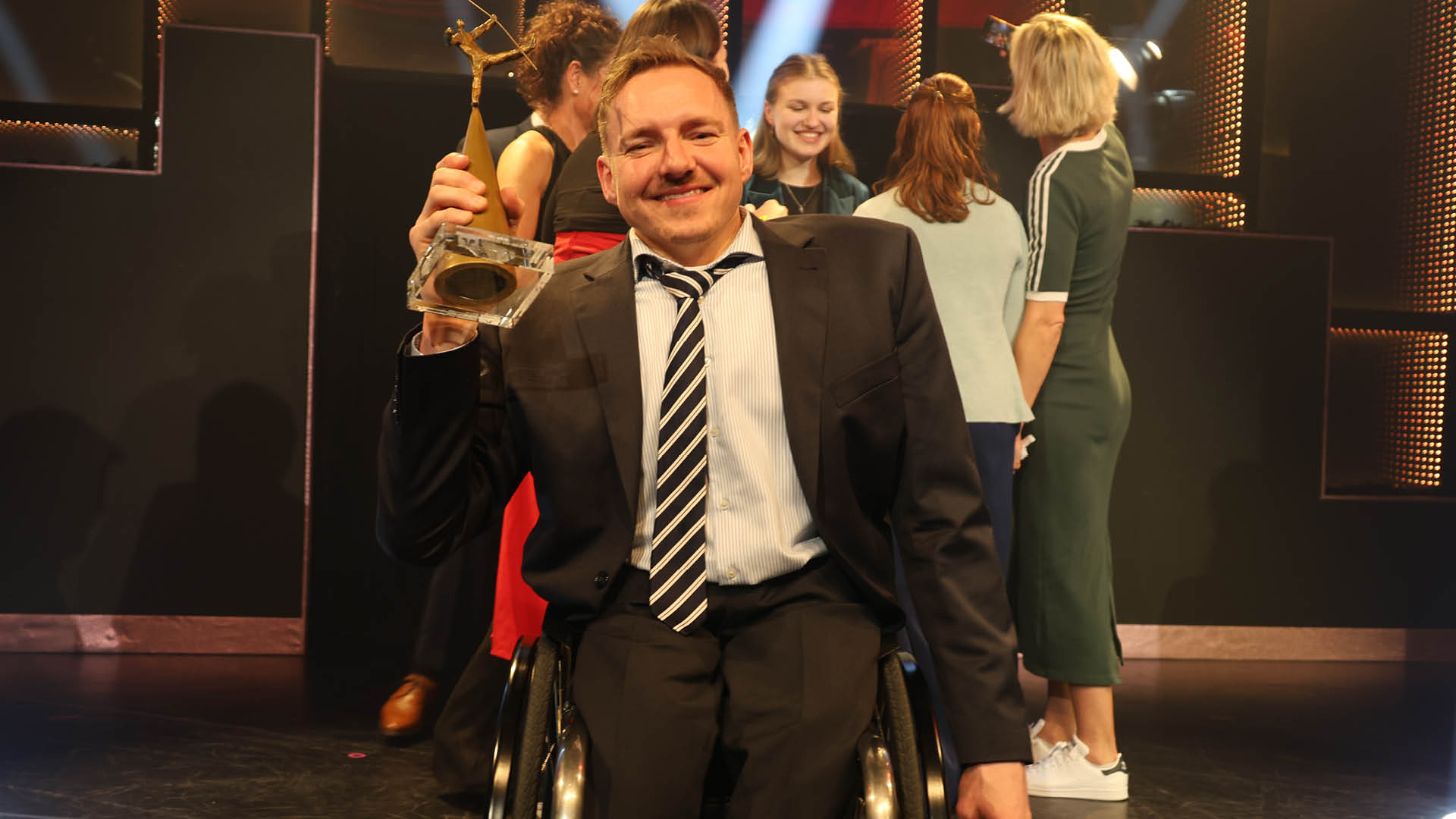 Jan Haller h lt l chelnd seinen Pokal hoch.