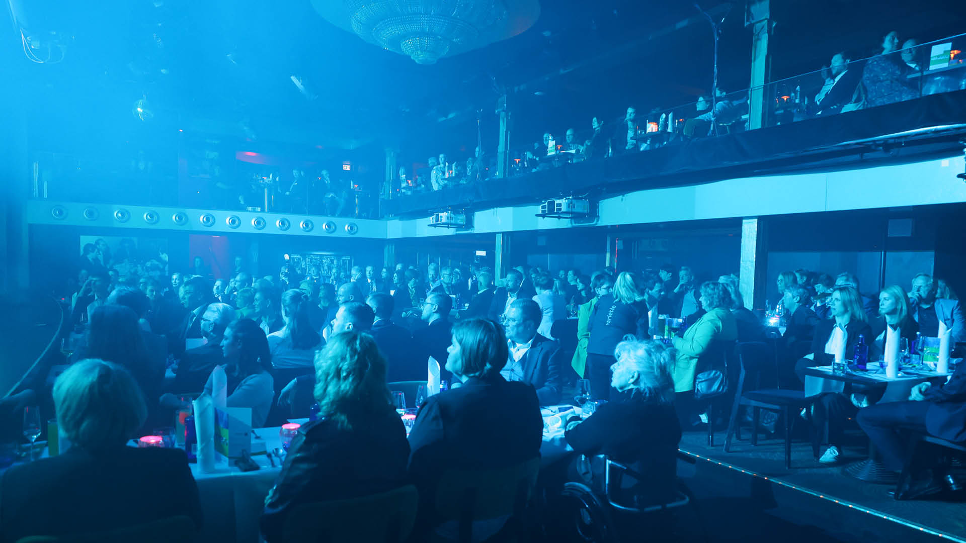 Der Saal des GOP Variet Theaters Hannover mit staundenden, in blaues Licht getauchten G sten w hrend eines GOP Show-Acts.