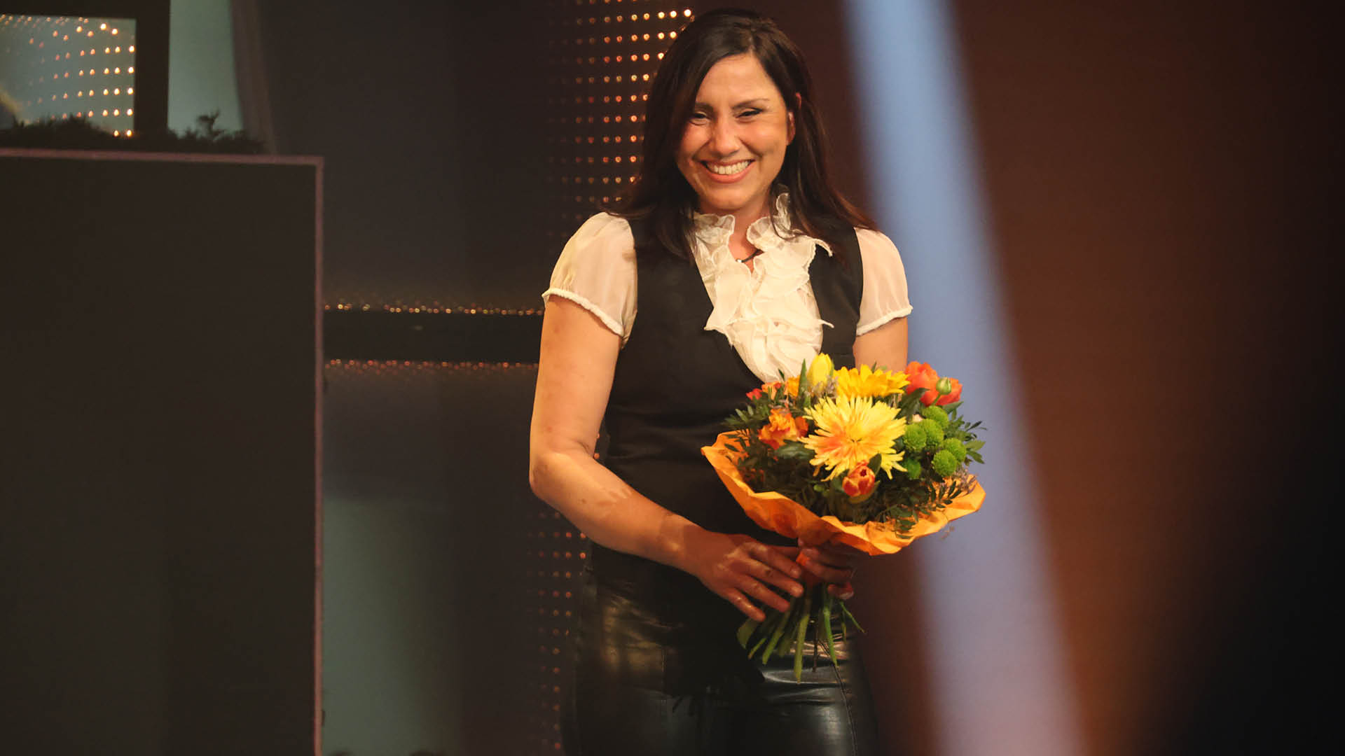 Wie immer ganz wunderbare Kl nge: Svenja Schmidt wird mit einem Blumenstrau f r die Musikbegleitung w hrend der Gala geehrt.